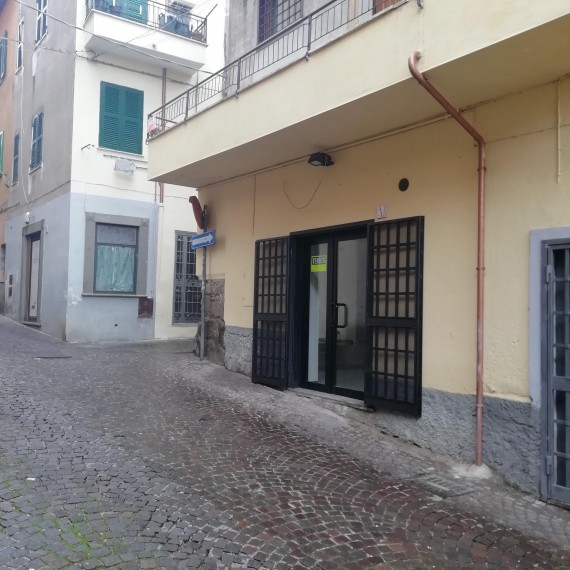 Foto principale Negozio in Vendita in Via Sulpicio Quirino 15  - Lanuvio (RM)