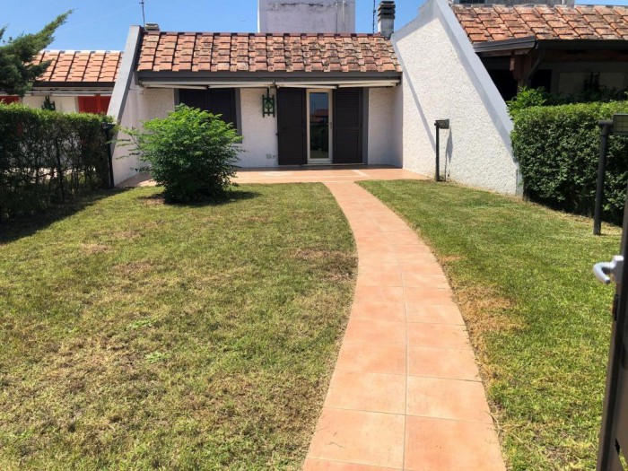 Foto 2 Villa in Vendita in Villaggio Rivachiara 1, C/3 - Sellia Marina (CZ)