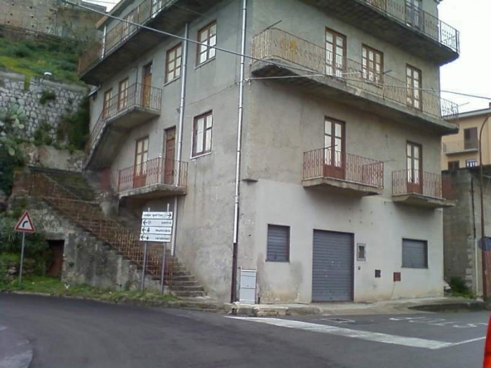 Foto Appartamento in Vendita in Via Farinata, N° 1. - San Marco d'Alunzio (ME)