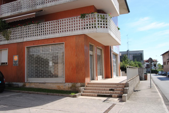 Foto Negozio in Vendita in Viale Matteotti, 15 - Tricesimo (UD)