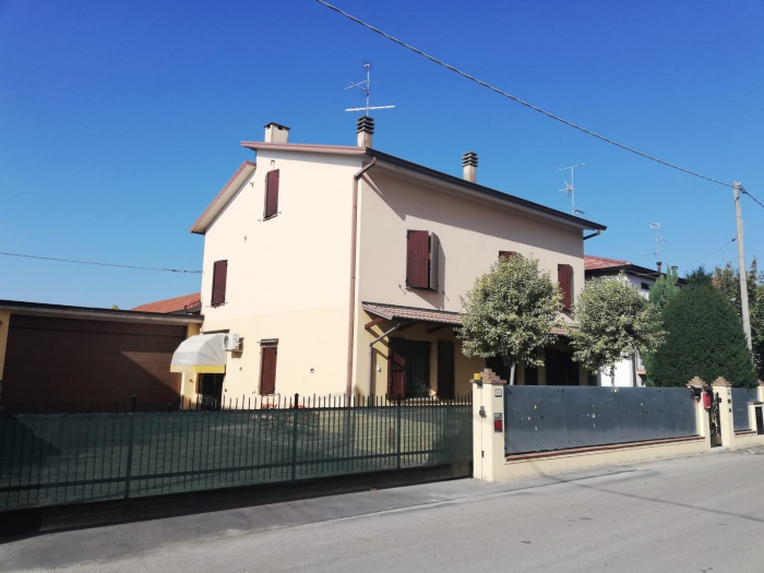 Foto Casa indipendente in Vendita in Montessori 10 - Castelnovo di Sotto (RE)